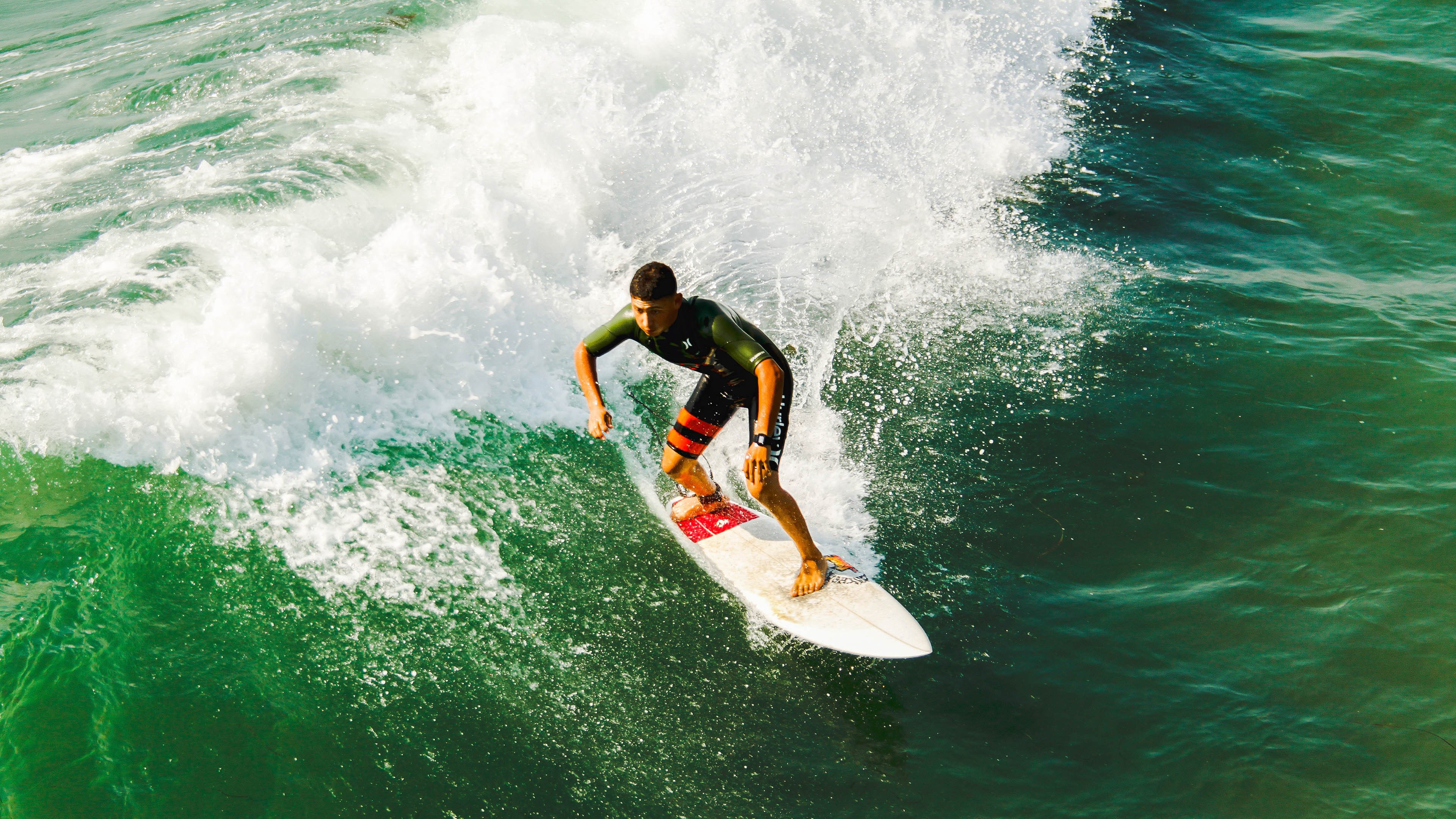 荷兰骑手 Merel Blom-Hulsman 在巴黎奥运会三项赛中获得第八名,展现坚韧精神。